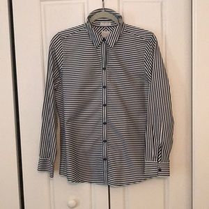 Chico’s No Iron top. Size 0 (6-8) black and white stripe. Very flattering on.